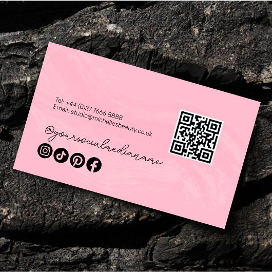 ミニマモダンルピンクの髪のスタイリングの波型ヘアスタイル 名刺