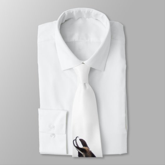 ミニマリスティックなアルプスのシャモアの山羊が雪の上に立つ ネクタイ (タイ)