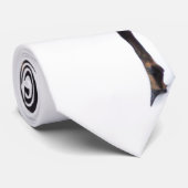 ミニマリスティックなアルプスのシャモアの山羊が雪の上に立つ ネクタイ (ロール)