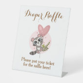 ミニマリストかわいいアライグマ赤ちゃんシャワーおむつラッフル 台座サイン (正面)