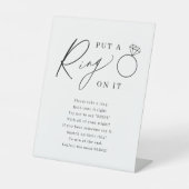 ミニマリストがリングを載せた ブライダルシャワーのゲーム 台座サイン (正面)