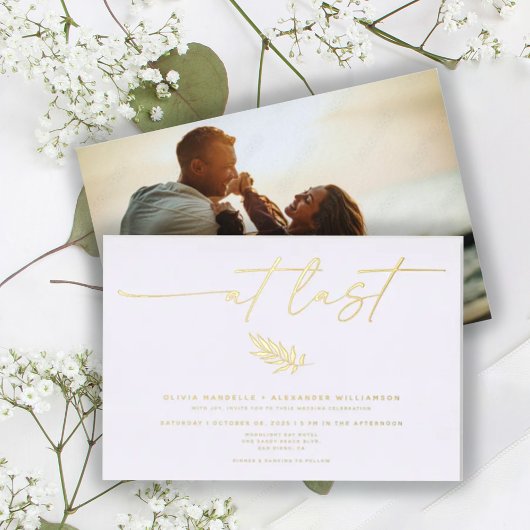 ミニマリストな結婚式のフォトリアルデザイン 箔招待状