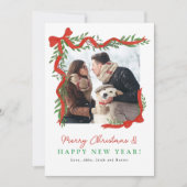 ミニマリストな赤いリボンとグリーンがおしゃれなホリデー写真カード シーズンカード (正面)