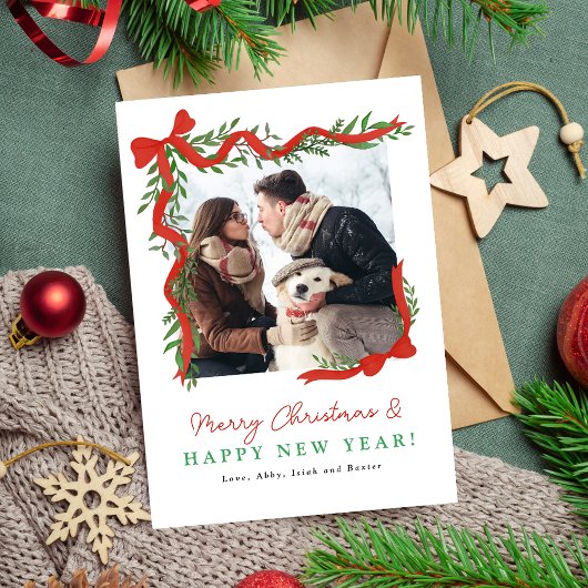 ミニマリストな赤いリボンとグリーンがおしゃれなホリデー写真カード シーズンカード