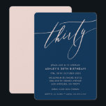 ミニマリストのカリグラフィー chic 30th パーティー ネイビー ブラッシュ 招待状<br><div class="desc">kat massard / WWW.SIMPLYSWEETPAPERIE.COM
デザインが気に入りましたが、カラースキームの変更、商品の追加、写真の追加、または別の機会への適応など、変更を加えたい場合には、どうぞお気軽にお問い合わせください。kat@simplysweetPAPERIE.com までメールをいただければ幸いです。お手伝いさせていただきます！</div>