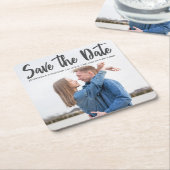 ミニマリストのグレーのスクリプトのカップルの写真の日付を保存 スクエアペーパーコースター (アングル)