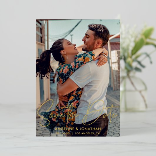 ミニマリストのシックで日付結婚の写真金ゴールドを保存 箔招待状 (立ち正面)