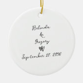 ミニマリストのスクリプト書の手タイポグラフィ結婚の セラミックオーナメント (正面)