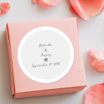 ミニマリストのスクリプト書の手タイポグラフィ結婚の ラウンドシール<br><div class="desc">美しいシンプルタイポグラフィミニマル書スの手のスクリプトのデザイン結婚。個人ユニーククラシック書道のスタイルを使用結婚するデザイン。白とモダン灰色の色調を持つ手書文字のデザイン。エレガントなウェディングステッカーモダンデザインで伝統的も要素。一致する結婚式招待状や他の文房具も用意。</div>