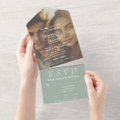 ミニマリストのセージグリーンとアイボリーの写真付きメールとウェブサイト オールインワン招待状 (貼ってはがせる)