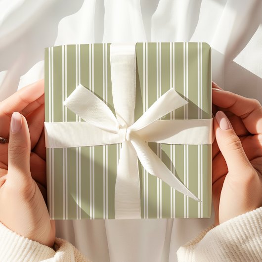 ミニマリストのセージ緑のオリーブストライプ ラッピングペーパー
