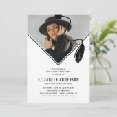 ミニマリストのタッセルキャップ写真卒業パーティー 招待状 (スタンド正面)