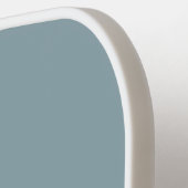 ミニマリストのダスティブルーとホワイトモノグラムモダン ピックルボールラケット (左詳細)