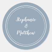 ミニマリストのダスティ結婚ブルーの新郎新婦のお願い ラウンドシール (正面)
