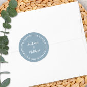 ミニマリストのダスティ結婚ブルーの新郎新婦のお願い ラウンドシール