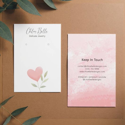 ミニマリストのニュートラルな葉のハートパターンカード