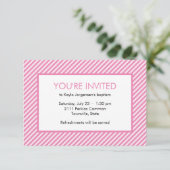 ミニマリストのピンクと白の対角のストライプ洗礼 招待状 (スタンド正面)