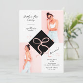 ミニマリストのピンクキャップとボウの卒業写真 招待状 (スタンド正面)