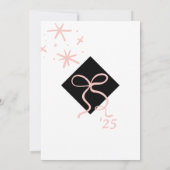 ミニマリストのピンクキャップとボウの卒業写真 招待状 (裏面)