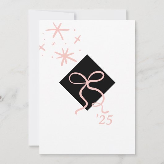 ミニマリストのピンクキャップとボウの卒業写真 招待状 (裏面)