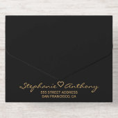 ミニマリストのブラックと金ゴールドモダンハート結婚の オールインワン招待状 (背面)