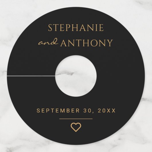 ミニマリストのブラックと金ゴールドモダンハート結婚の ワイングラスタグ (正面)