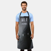 ミニマリストのブラックメタル エプロン (着用した状態)