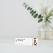 ミニマリストのブラック&ホワイトあなたのロゴ写真 スキニー名刺 (スタンド正面)