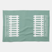 ミニマリストのホワイトピケットフェンスの緑の家族 キッチンタオル (横)