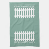 ミニマリストのホワイトピケットフェンスの緑の家族 キッチンタオル (縦)