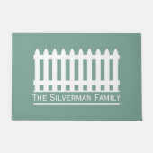 ミニマリストのホワイトピケットフェンスの緑の家族 ドアマット (正面)