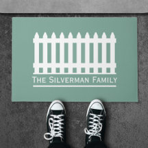 ミニマリストのホワイトピケットフェンスの緑の家族