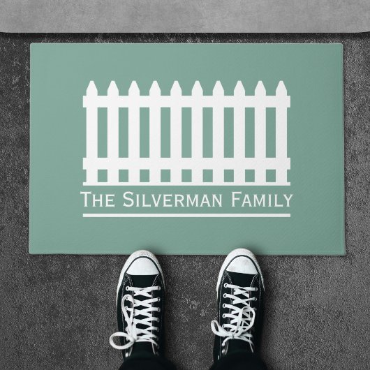 ミニマリストのホワイトピケットフェンスの緑の家族 ドアマット