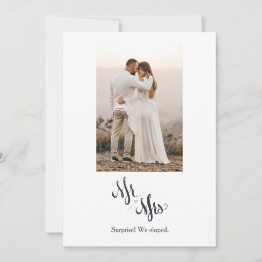 ミニマリストのミスター&ミセス・アナウンス・カードを開く 招待状 (正面)