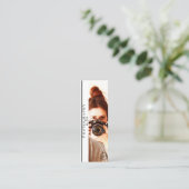 ミニマリストのモノクロロゴ写真 スキニー名刺 (スタンド正面)