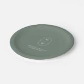 ミニマリストのモノグラムのセージ結婚グリーン ペーパープレート (アングル)