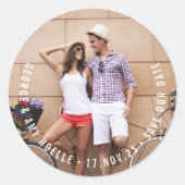 ミニマリストの円文字シンプル写真を保存する ラウンドシール (正面)