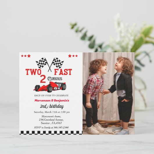 ミニマリストの双子の少年が2速く成長 招待状 (スタンド正面)