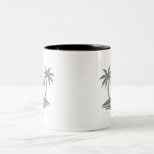 ミニマリストの夏の木の休暇 ツートーンマグカップ (中央)