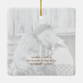 ミニマリストの最初の結婚したクリスマススクリプトの写真 セラミックオーナメント (裏面)