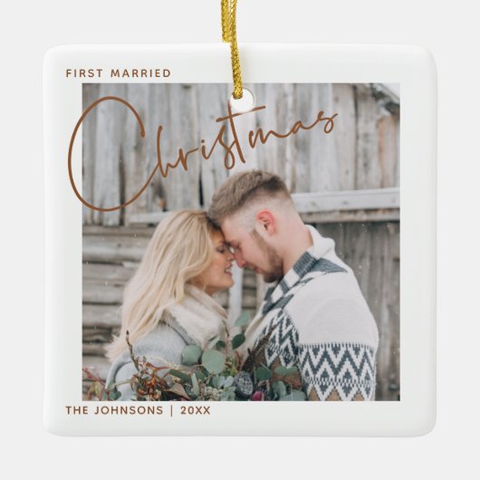ミニマリストの最初の結婚したクリスマススクリプトの写真 セラミックオーナメント (正面)