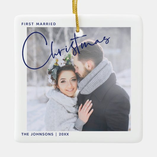 ミニマリストの最初の結婚したクリスマススクリプトの写真 セラミックオーナメント (正面)