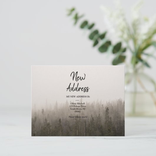 ミニマリストの森林の霧の多い風景の発表 ポストカード (スタンド正面)