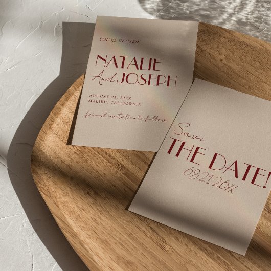 ミニマリストの深紅色と象牙色のウィスキカルなレトロな結婚式 セーブザデート