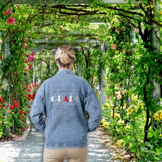 ミニマリストの白い赤の卒業名 デニムジャケット