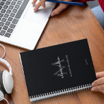 ミニマリストの白黒モノグラム名モダン プランナー手帳<br><div class="desc">このシンプルデザインはエレガント、黒と白のスタイリッシュは、トレンディーの名前とモノグラムパーソナライズされたを備え、地形スタイリッシュを特徴とする。このアイテムは、あなたのための素晴らしい贈り物であることができる、あなたの家族と友人。</div>