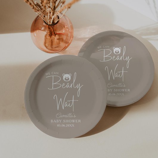 ミニマリストの赤ちゃんモダンシャワーを待つ ペーパープレート