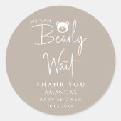 ミニマリストの赤ちゃんモダンシャワーを待つ ラウンドシール (正面)