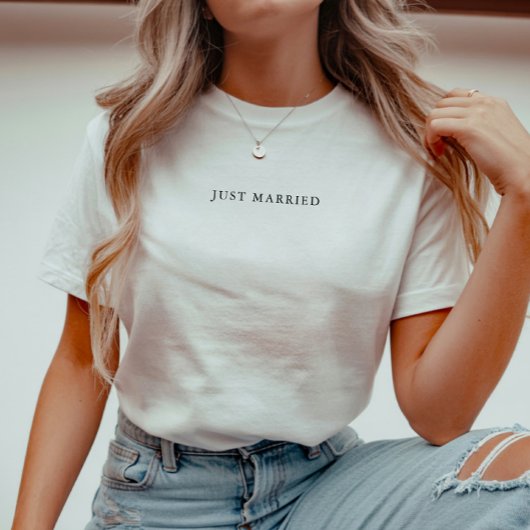 ミニマリストの 'Just Married' 黒と白の結婚式 Tシャツ