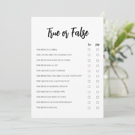ミニマリストのTrueまたはFalseブライダルゲームカード 招待状 (スタンド正面)